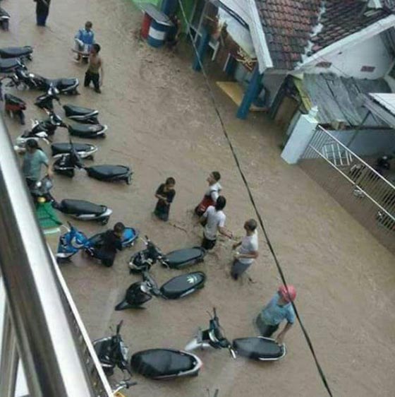 نزوح 100 نسمة واغلاق مطار اندونيسيا الرئيسي بسبب الفيضانات صورة رقم 7