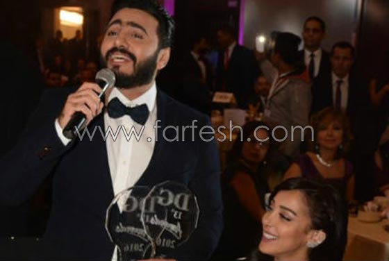 صور تامر حسني يغني لزوجته الشقراء الجميلة بسمة بوسيل متغزلا بها صورة رقم 3