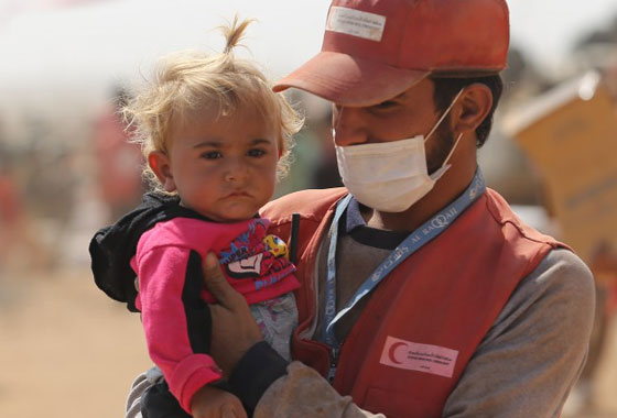  طفل تركي فقير (6 سنوات) يتبرع بحذائه الشتوي الوحيد لاطفال حلب صورة رقم 5