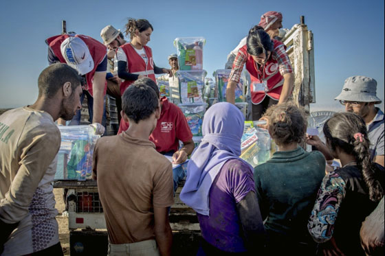 طفل تركي فقير (6 سنوات) يتبرع بحذائه الشتوي الوحيد لاطفال حلب صورة رقم 6
