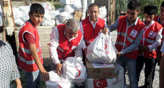  طفل تركي فقير (6 سنوات) يتبرع بحذائه الشتوي الوحيد لاطفال حلب صورة رقم 10