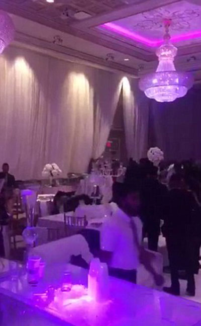  انتقام.. رجل يوقع الحرب بين اسرتي عروسين في حفل زفاف!! فيديو صورة رقم 3