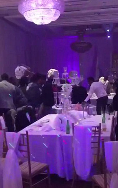  انتقام.. رجل يوقع الحرب بين اسرتي عروسين في حفل زفاف!! فيديو صورة رقم 4