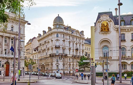 الشرطة النمساوية تلقي القبض على مسلحين بالسكاكين قرب كنيس بفيينا صورة رقم 1