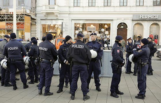الشرطة النمساوية تلقي القبض على مسلحين بالسكاكين قرب كنيس بفيينا صورة رقم 2