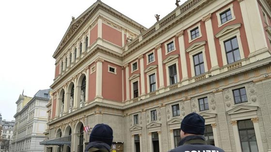 الشرطة النمساوية تلقي القبض على مسلحين بالسكاكين قرب كنيس بفيينا صورة رقم 3