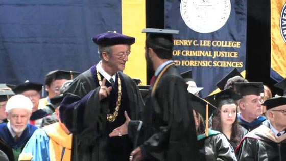  فيديو مستفز.. رئيس جامعة امريكية يرفض مصافحة طالب عربي صورة رقم 2