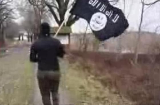 داعشي يسخر من اجهزة الامن بعد اجتيازه الحدود بين الدنمارك والمانيا صورة رقم 2