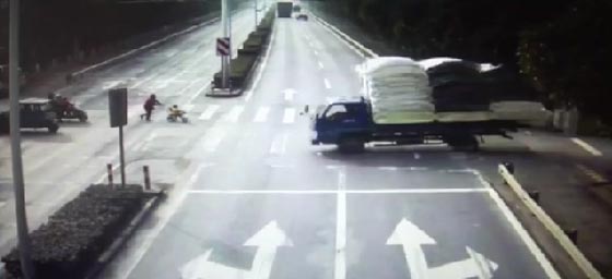 نجاة طفل باعجوبة بعد ان دهسته شاحنة بالضوء الاحمر صورة رقم 1