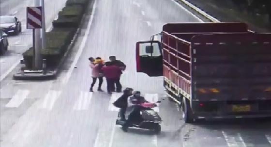 نجاة طفل باعجوبة بعد ان دهسته شاحنة بالضوء الاحمر صورة رقم 2