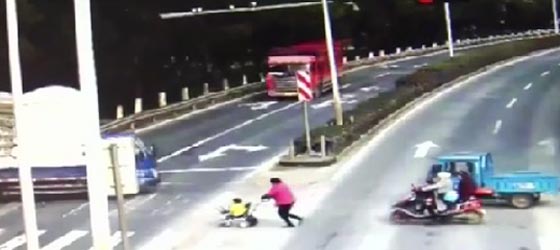 نجاة طفل باعجوبة بعد ان دهسته شاحنة بالضوء الاحمر صورة رقم 3