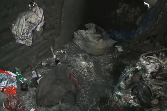 وفاة اقذر رجل في اوروبا.. اعتاد احراق كل شيء والنوم في الرماد صورة رقم 13