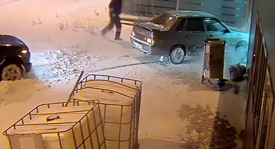  فيديو لا يصدق.. روسي سكران يقتحم المطار بسيارته لاجل محبوبته صورة رقم 1