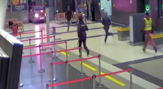  فيديو لا يصدق.. روسي سكران يقتحم المطار بسيارته لاجل محبوبته صورة رقم 2