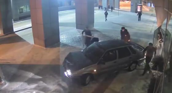  فيديو لا يصدق.. روسي سكران يقتحم المطار بسيارته لاجل محبوبته صورة رقم 3