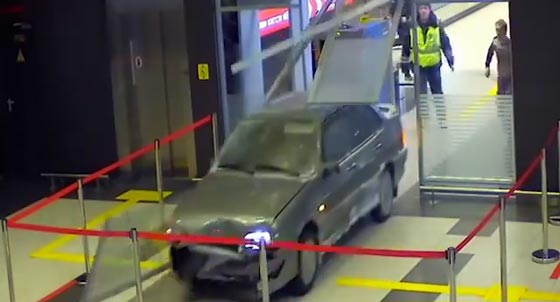  فيديو لا يصدق.. روسي سكران يقتحم المطار بسيارته لاجل محبوبته صورة رقم 4
