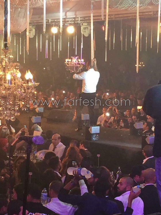 فيديو وصور.. الهضبة يشعل المسرح باغنية مفيش منك بحفل للميلاد صورة رقم 6