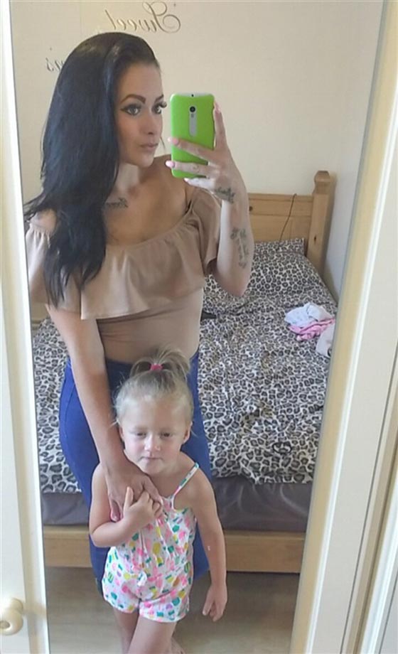 طفلة (3 سنوات) تنقذ امها من موت محقق وترعى شقيقها الصغير معا! صورة رقم 3