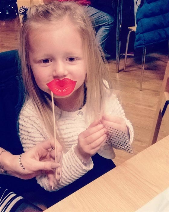 طفلة (3 سنوات) تنقذ امها من موت محقق وترعى شقيقها الصغير معا! صورة رقم 4