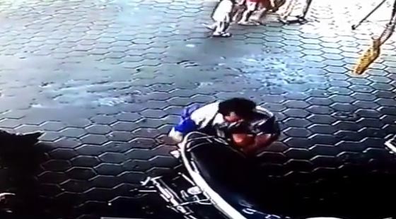 بالفيديو.. رجل شجاع ينقذ طفلين من موت محقق في اللحظة الاخيرة صورة رقم 1