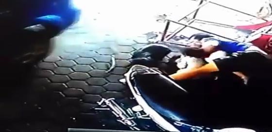 بالفيديو.. رجل شجاع ينقذ طفلين من موت محقق في اللحظة الاخيرة صورة رقم 3