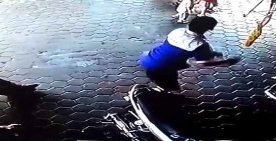 بالفيديو.. رجل شجاع ينقذ طفلين من موت محقق في اللحظة الاخيرة صورة رقم 2