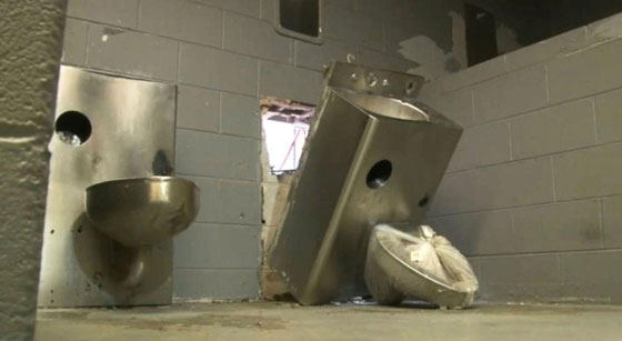 فتحة بجدار خلف المراحيض تتيح لـ6 سجناء الهرب ليلة عيد الميلاد صورة رقم 1