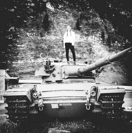 صور سيلفي مثيرة سببت أزمة لحسناوات جيش سويسرا صورة رقم 6