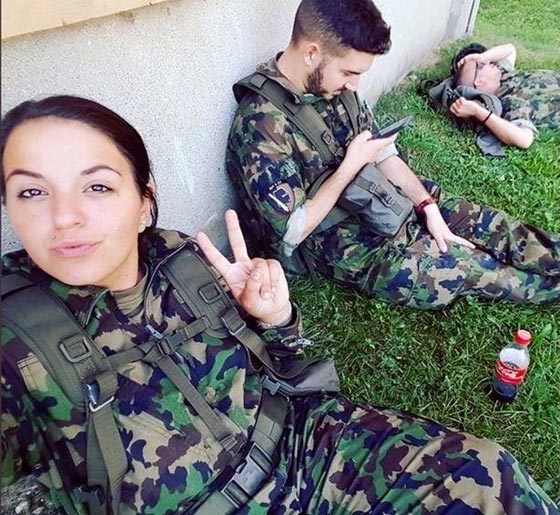 صور سيلفي مثيرة سببت أزمة لحسناوات جيش سويسرا صورة رقم 4