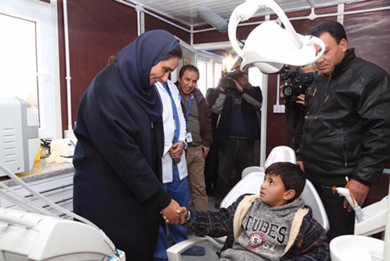 الطبيبة بن لادن قطعت نهر التايمز وقناة المانش سباحة وتعالج اللاجئين صورة رقم 3