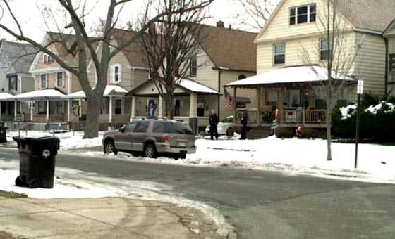 طفل (عامان) يطلق النار على نفسه من مسدس والده الشرطي ويسقط قتيلا صورة رقم 4