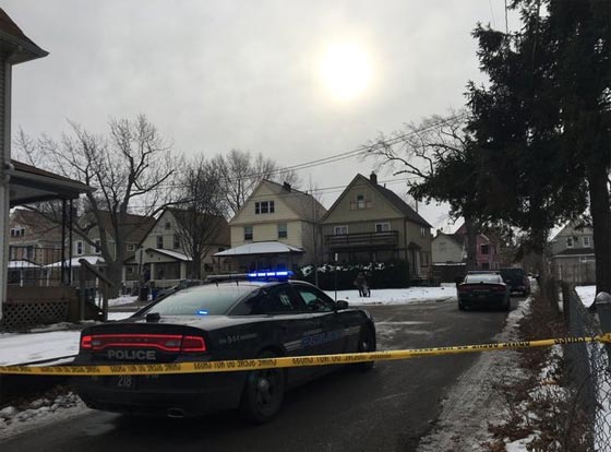 طفل (عامان) يطلق النار على نفسه من مسدس والده الشرطي ويسقط قتيلا صورة رقم 5