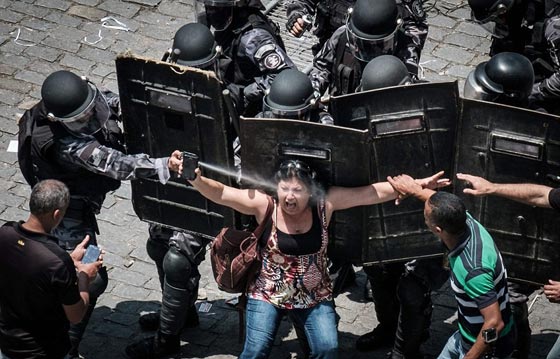 صور معبرة تحكي دموع الأسى ولحظات الفرح في عام 2016 صورة رقم 9