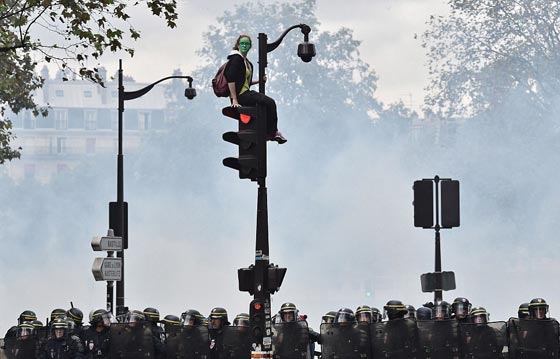 صور معبرة تحكي دموع الأسى ولحظات الفرح في عام 2016 صورة رقم 24