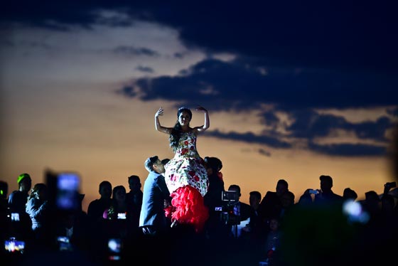 عيد ميلاد فتاة يتحول الى مهرجان يحضره الآلاف ويحظى باهتمام عالمي صورة رقم 2