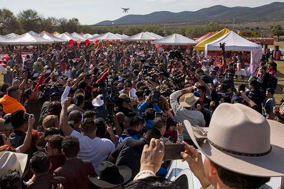 عيد ميلاد فتاة يتحول الى مهرجان يحضره الآلاف ويحظى باهتمام عالمي صورة رقم 1