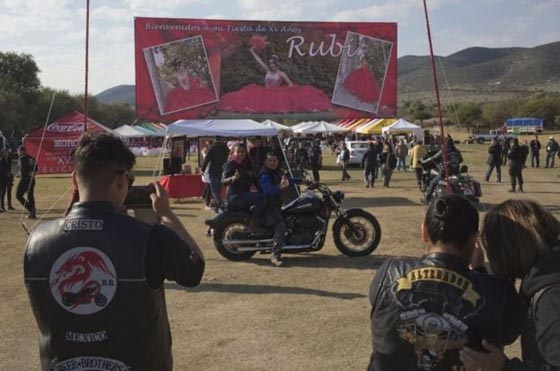 عيد ميلاد فتاة يتحول الى مهرجان يحضره الآلاف ويحظى باهتمام عالمي صورة رقم 7