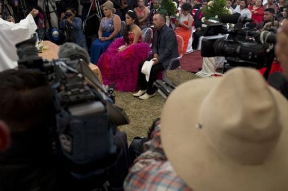 عيد ميلاد فتاة يتحول الى مهرجان يحضره الآلاف ويحظى باهتمام عالمي صورة رقم 10