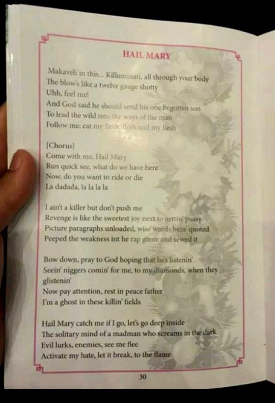 كنيسة تطبع كلمات اغنية للراحل توباك بدل ترانيم الصلاة.. وتعتذر صورة رقم 2