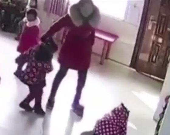 فيديو صادم: معلمة صينية قاسية تضرب وتركل طفلتين في الحضانة  صورة رقم 1