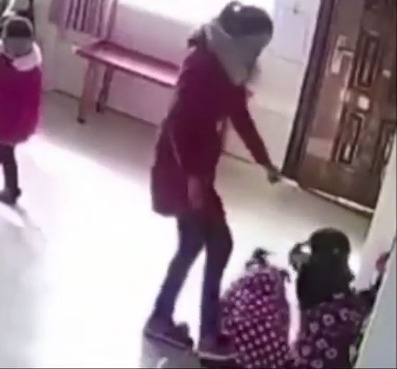 فيديو صادم: معلمة صينية قاسية تضرب وتركل طفلتين في الحضانة  صورة رقم 2