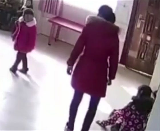 فيديو صادم: معلمة صينية قاسية تضرب وتركل طفلتين في الحضانة  صورة رقم 4