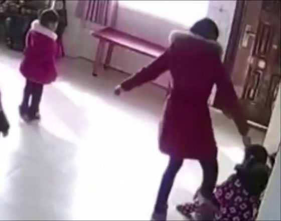 فيديو صادم: معلمة صينية قاسية تضرب وتركل طفلتين في الحضانة  صورة رقم 5