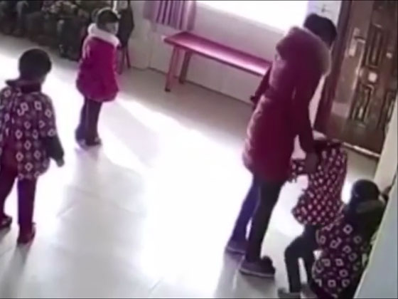 فيديو صادم: معلمة صينية قاسية تضرب وتركل طفلتين في الحضانة  صورة رقم 6