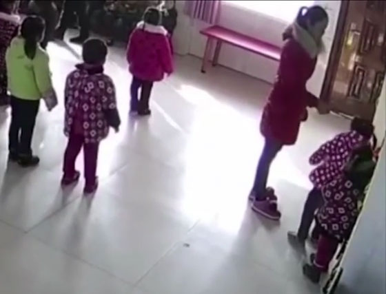 فيديو صادم: معلمة صينية قاسية تضرب وتركل طفلتين في الحضانة  صورة رقم 7