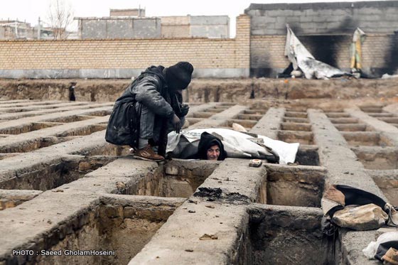 تحقيق مثير: صور إيرانيين يسكنون في المقابر من شدة الفقر  صورة رقم 2