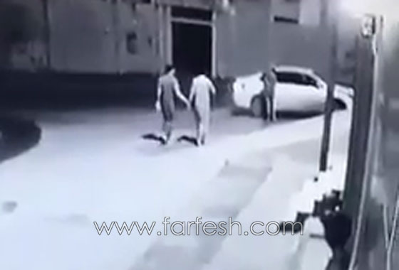 فيديو صادم..  شاب يقوم بدهس شاب آخر عمداً بسيارته صورة رقم 2