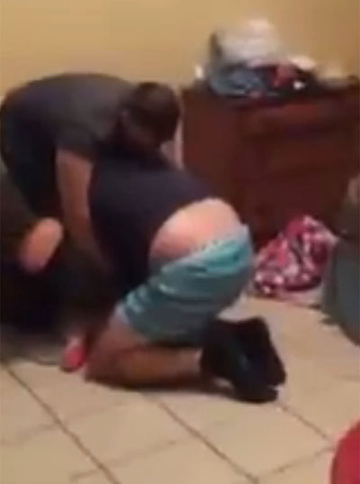 زوج يلقن عشيق زوجته درسا بعد ضبطه معها في السرير.. فيديو صورة رقم 2