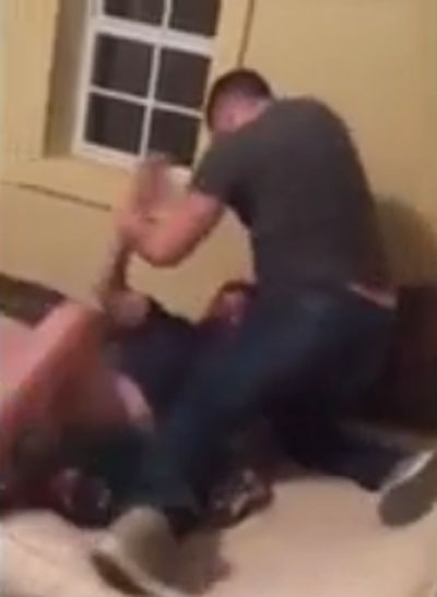 زوج يلقن عشيق زوجته درسا بعد ضبطه معها في السرير.. فيديو صورة رقم 4