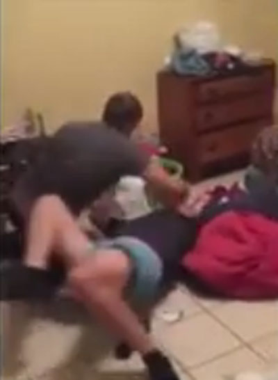 زوج يلقن عشيق زوجته درسا بعد ضبطه معها في السرير.. فيديو صورة رقم 5